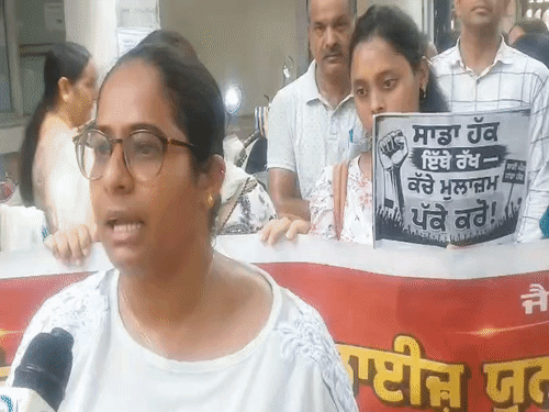 मांगों को लेकर जानकारी देतीं एनएचएम मुलाजिम।