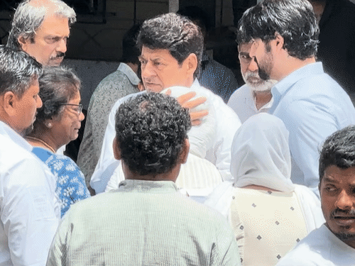 गजेंद्र चौहान ने अरुणा ईरानी को संभाला।