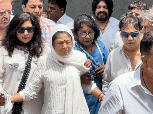 कुकू कोहली के अंतिम दर्शन के दौरान पत्नी अरुणा ईरानी बहुत ज्यादा भावुक दिखीं। - Dainik Bhaskar