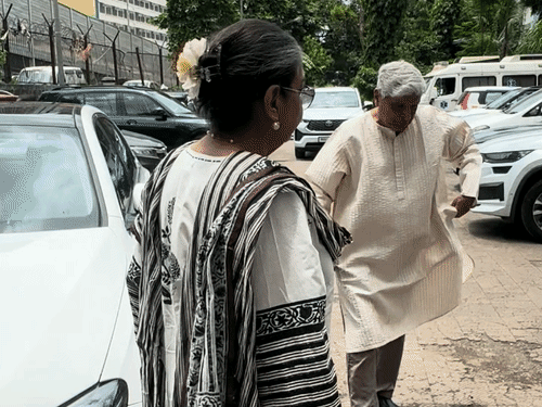 Javed Akhtar and Shabana Azmi arrived at the funeral.