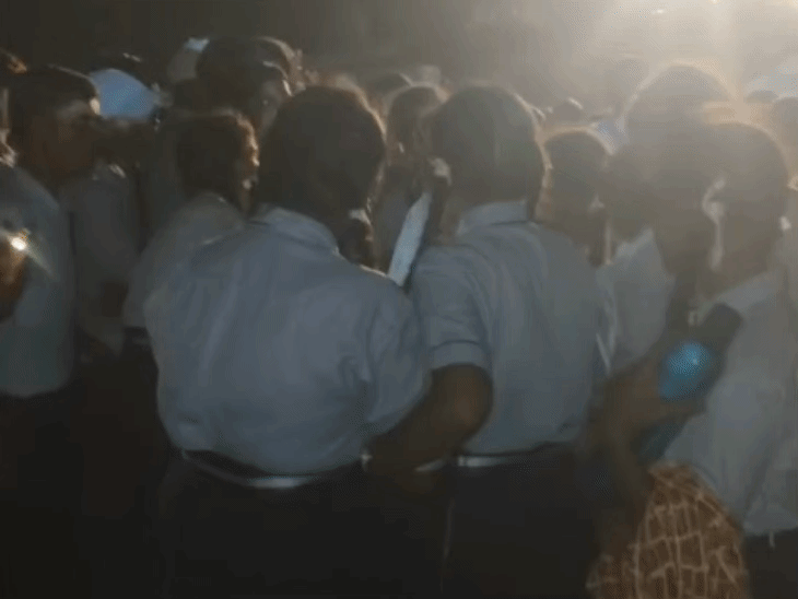 दोपहर से शुरू हुआ प्रदर्शन रात 12 बजे तक चला।