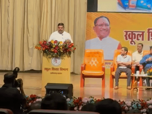 पंडित दीनदयाल ऑडिटोरियम में शिक्षा विभाग की समीक्षा बैठक हुई।