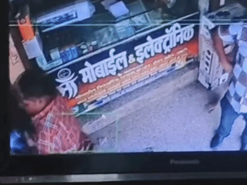 संचालक और उसके साथी दीपक के साथ हाथ-मुक्कों से मारपीट करते नजर आए।