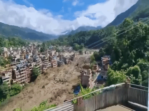 त्रिशुली बजार में तेज बहाव के साथ घुसा पानी अपने साथ सबकुछ बहा ले गया।