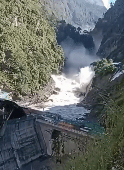 नेपाल-तिब्बत बॉर्डर के पास 216 मेगावाट क्षमता वाला अपर त्रिशुली-1 जल विद्युत परियोजना का बांध पानी के तेज बहाव में टूट गया।