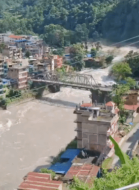 बांध टूटने के बाद त्रिशूली बेसिन पर तेजी से पानी का बहाव आया और पुल बहा ले गया।