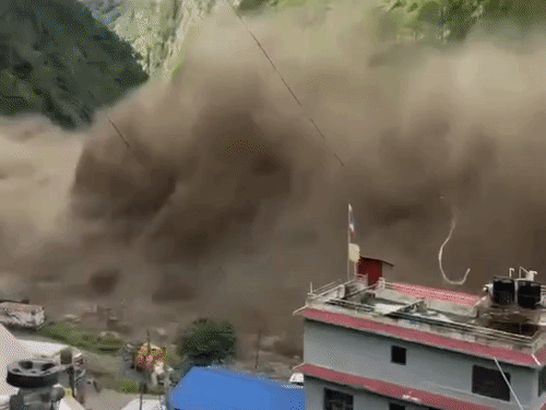 तिब्बत में बाढ़ आने से नेपाल की भोटेकोशी नदी का जलस्तर खासा बढ़ गया है। - Dainik Bhaskar