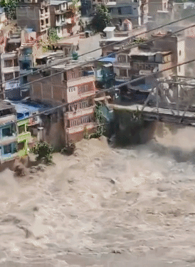 बांध टूटने के बाद त्रिशूली बेसिन पर तेजी से पानी का बहाव आया।