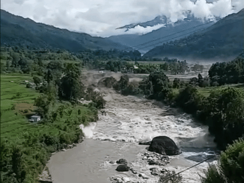 तिब्बत से आई बाढ़ के टलते भोटेकोशी नदी का जलस्तर बढ़ गया।