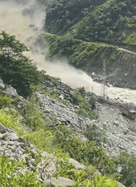 कई जिलों में इमरजेंसी अलर्ट जारी कर लोगों से सुरक्षित स्थानों पर जाने की अपील की गई है।