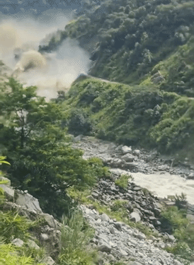 तिब्बत से आई बाढ़ के बाद भोटेकोशी नदी का जलस्तर तेजी से बढ़ गया।