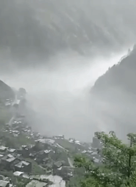 रसुवा जिले की घाटी से सटे गांव पूरी तरह बाढ़ की चपेट में आ गए हैं।