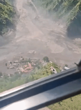 हेलिकॉप्टर से लिए गए विजुअल में रसुवा के बाढ़ प्रभावित इलाकों को देखा जा सकता है।