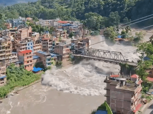 नेपाल के त्रिसुली बाजार में बुधवार सुबह 9 बजे अचानक नदी में बाढ़ आई।