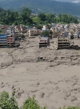 त्रिशूली बाजार में बाढ़ के बाद मकान मलबे की चपेट में आ गए हैं।