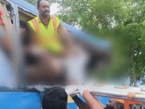 बस के साइड में से मृत पैसेंजर्स के शव निकाले गए।