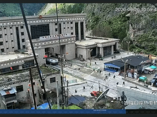 तिब्बत-चीन सीमा पर ग्यिरोंग पोर्ट के इमिग्रेशन कॉम्प्लेक्स में लोग खतरे को देखकर भागते नजर आ रहे हैं।