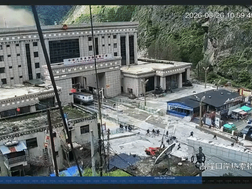 अचानक आई बाढ़ के दौरान मिट्टी और पानी का तेज बहाव घुसता हुआ। पानी इमिग्रेशन कॉम्पलेक्स के ऊपर से आता हुआ दिख रहा है।