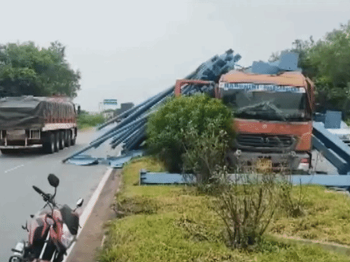 बस के आगे जा रहे ट्रक में लोहे के पिलर भरे हुए थे।