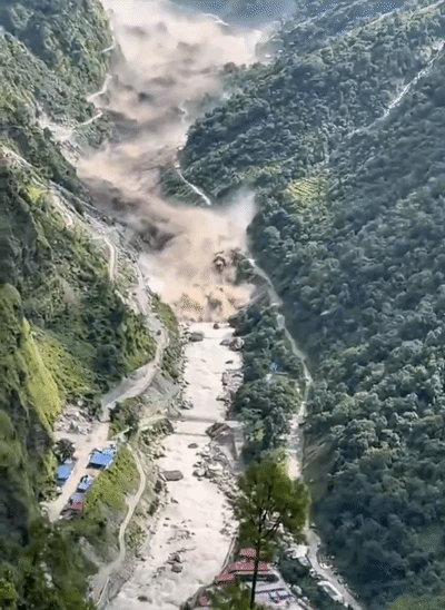 नेपाल-तिब्बत सीमा पर भोटे कोशी नदी में पानी का तेज बहाव नीचे आता दिख रहा है।