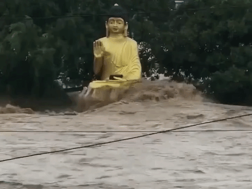 नेपाल के चितवन में नारायणी नदी का जलस्तर बढ़ गया। तेज बहाव के बीच भगवान बुद्ध की प्रतिमा आंशिक रूप से पानी में डूबी नजर आई।