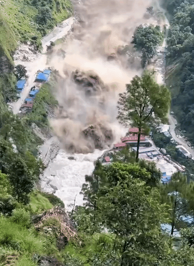 भोटेकोशी नदी में आई बाढ़ ने रास्ते में आने वाले घरों को तबाह कर दिया।