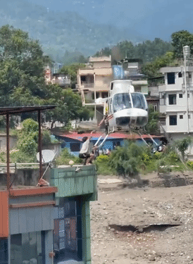 बाढ़ में फंसे एक युवक ने अपनी टीशर्ट लहराकर इशारा किया तो सेना के हेलिकॉप्टर ने उसका रेस्क्यू किया।