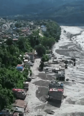 नेपाल में बाढ़ के बाद नुवाकोट जिले की तस्वीर। उफनती भोटेकोशी नदी की वजह से कई घर बह गए।