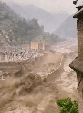 नेपाल में बाढ़ से करीब 13 पावर प्रोजेक्ट प्रभावित हुए हैं। रसुवा और नुवाकोट जिले में नदी पर बने हुए थे। लांगटांग हाइड्रो पॉवर प्रोजेक्ट पर काम कर रहे करीब 60 लोग लापता हैं।