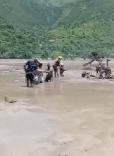 बाढ़ में फंसे लोगों को रेस्क्यू करने के लिए टीमें पहुंच गई हैं।