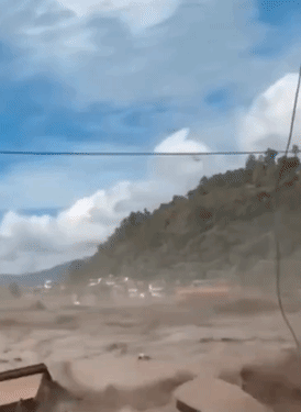 बाढ़ की चपेट में आने से नेपाल के रसुवा शहर में कई इमारतें बह गईं। शहर का एक बड़ा हिस्सा तबाह हो गया।
