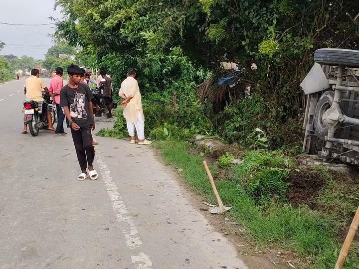 Basti Ram-Janki Marg Accident | Apple Truck Overturns, Driver Safe