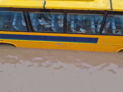 24 अगस्त को सुभाष चौक के पास स्कूल बसें जलभराव में फंस गई थीं। कई घंटे बच्चे बस में ही फंसे रहे।