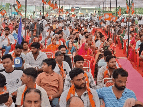 कार्यक्रम में मौजूद लोग।