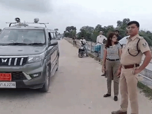 बेतिया में गंडक किनारे लोगों को सावधान रहने के लिए माइक से अपील की जा रही है।