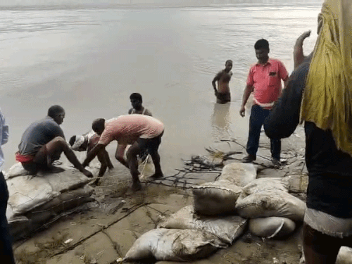 हाजीपुर में गंडक किनारे तंटबंधों को मजबूत किया जा रहा है।