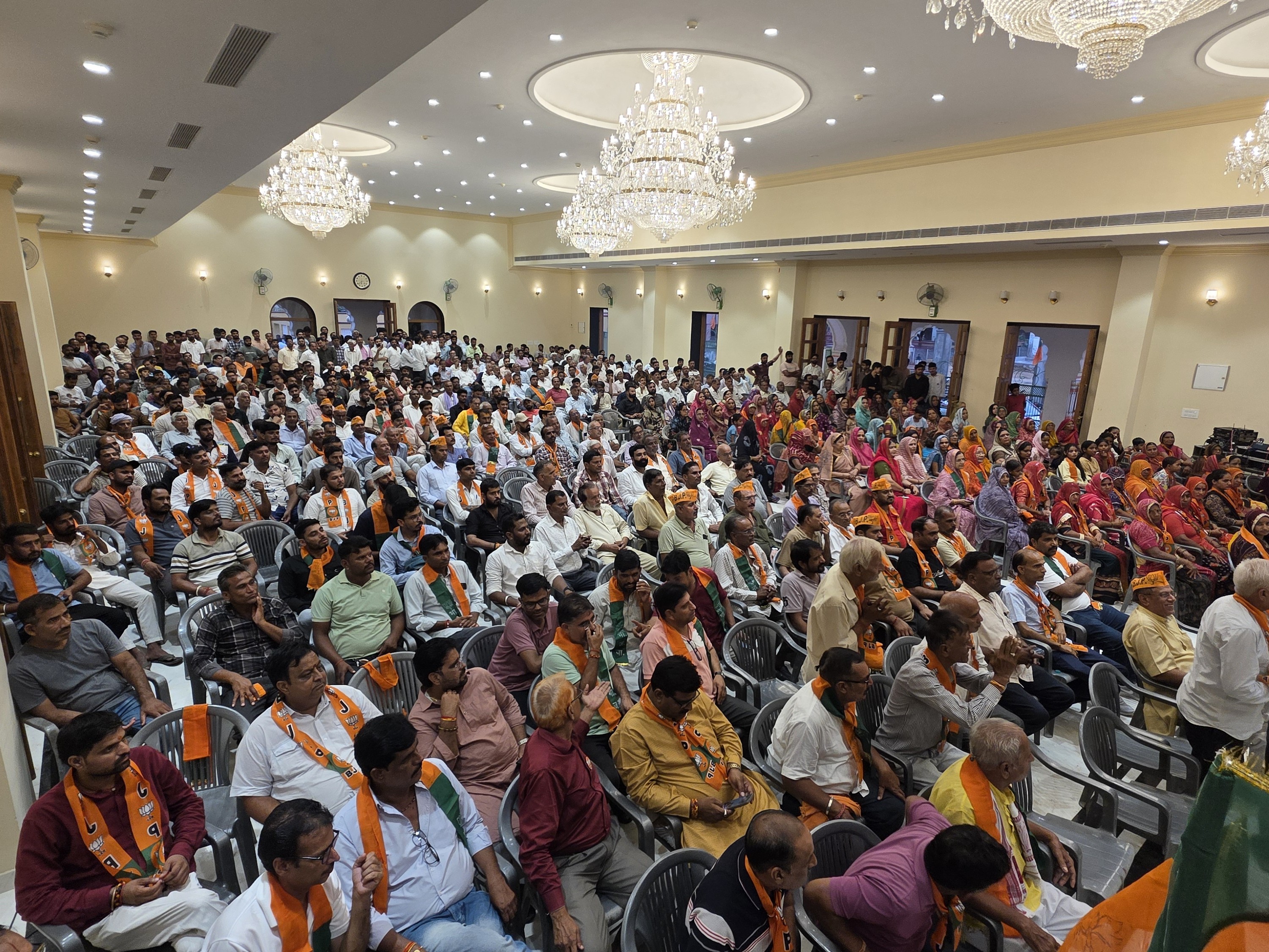 बैठक में मौजूद कार्यकर्ता।
