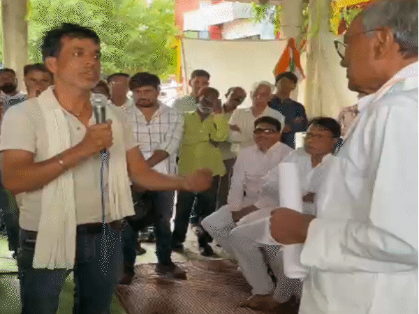पूर्व मुख्यमंत्री दिग्विजय सिंह चयनित शिक्षक अभ्यर्थियों के आंदोलन में शामिल हुए।