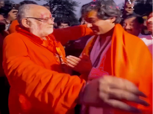 भाजपा विधायक उमाकांत शर्मा और कांग्रेस विधायक जयवर्धन सिंह गले मिले।