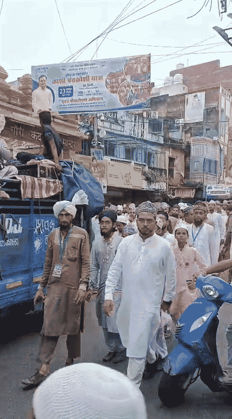वाराणसी में पैगंबर साहब की यौमे पैदाइश पर निकला रेवड़ी तालाब से जुलूस।