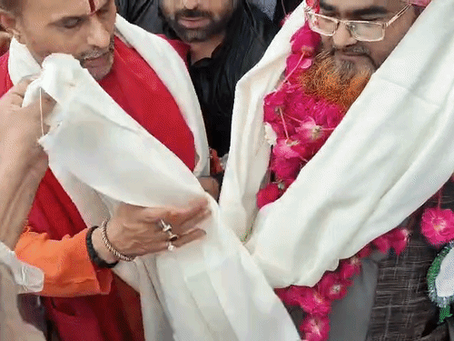 लखनऊ के उदयगंज में पंडित कृष्ण चंद्र शुक्ला ने मौलानाओं को शॉल ओढ़ाकर स्वागत किया। 20 साल से हिंदुओं की ओर से जुलूस का स्वागत किया जाता है।