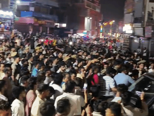 शहर के वर्मा मार्केट तिराहे पर अंकित के समर्थक जुटे हैं।