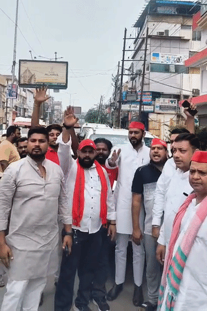 जिन इलाकों में अखिलेश यादव का पोस्टर लगा हैं, उन जगहों पर सपा कार्यकर्ताओं ने जमकर हंगामा किया।
