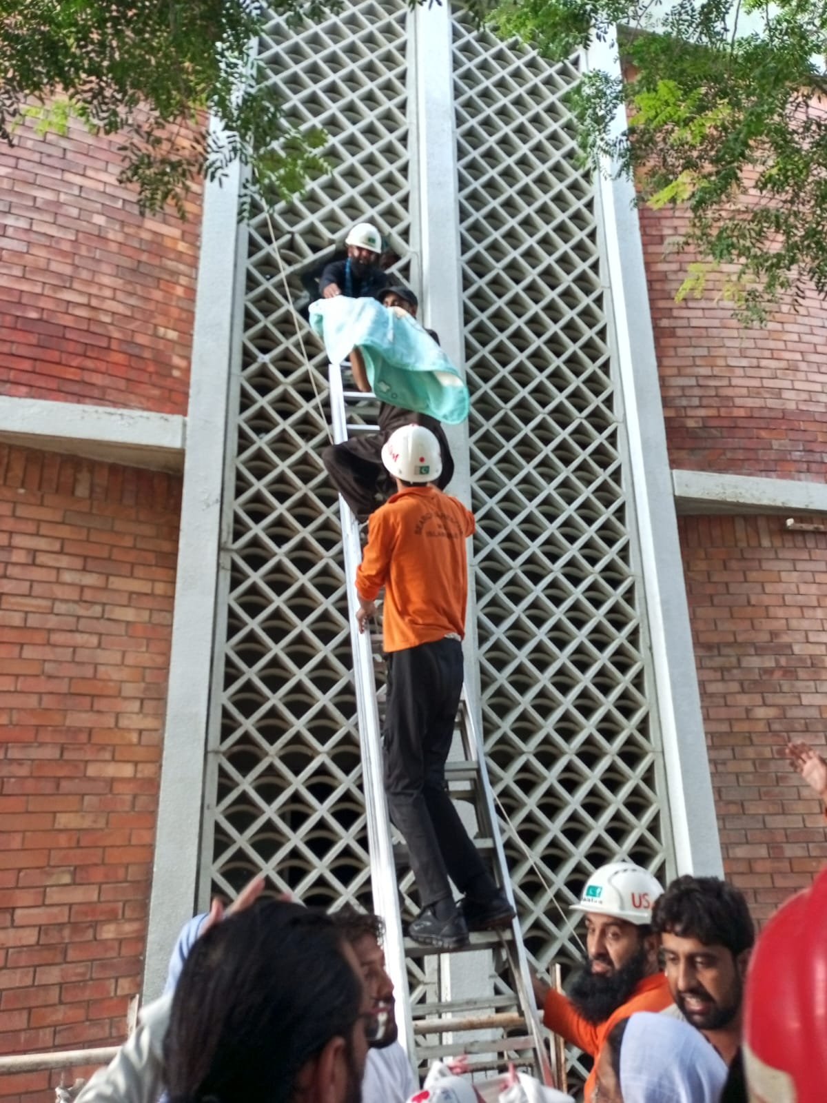 तस्वीर में दमकलकर्मी नर्सरी वार्ड से नवजात को बाहर निकालते नजर आ रहे हैं।