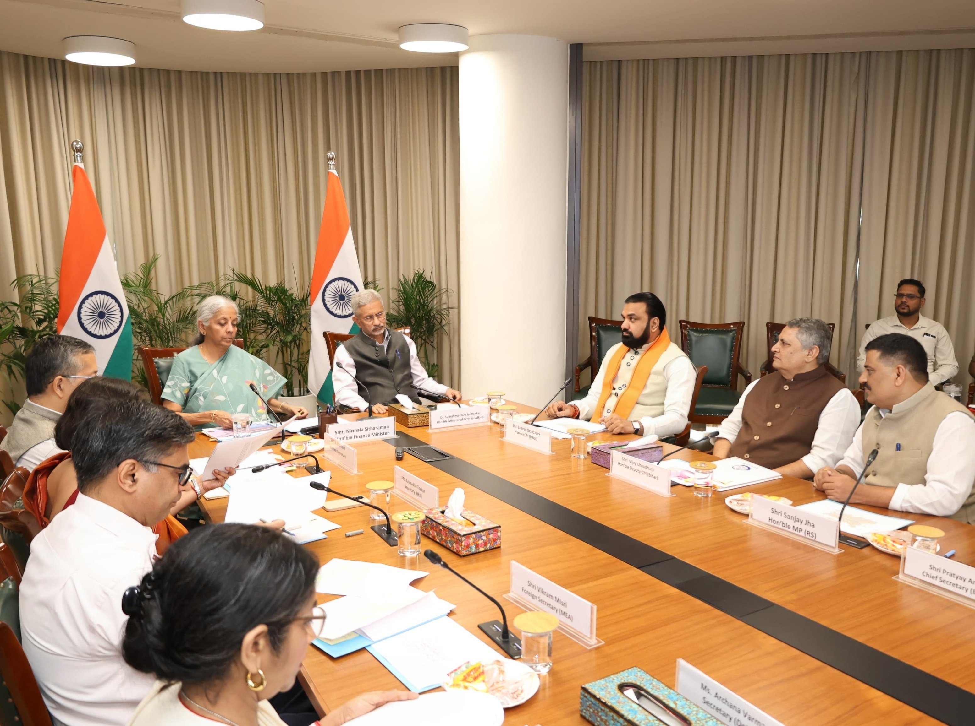 21 अगस्त को दिल्ली में वित्त मंत्री और विदेश मंत्री के साथ बिहार के मुख्यमंत्री सम्राट चौधरी ने बैठक की थी। इसमें बाढ़ से संबंधित समस्याओं पर एक्शन प्लान बना था।