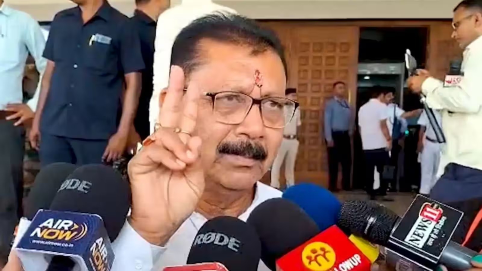 जरमुंडी विधायक देवेंद्र कुंवर संताल परगना की 18 विधानसभा सीटों में भाजपा के अकेले विधायक हैं।