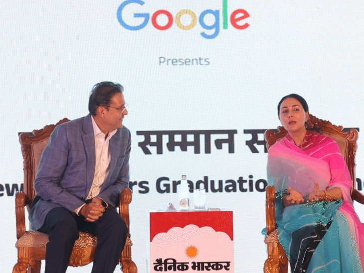 दैनिक भास्कर ग्रुप के डायरेक्टर गिरीश अग्रवाल और डिप्टी सीएम दीया कुमारी चर्चा करते हुए।