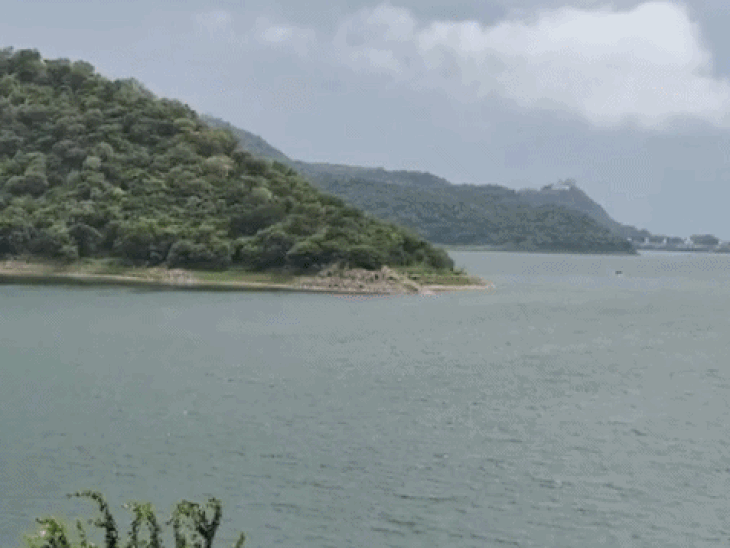 मानसून कमजोर, बारिश की संभावना नहीं, ठंडी हवा के बीच आसमान में छाए बादल|उदयपुर,Udaipur - Dainik Bhaskar