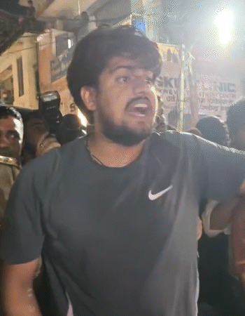 वारदात से स्थानीय लोगों में गुस्सा भड़क गया। उन्होंने सड़क जाम कर पुलिस पर लापरवाही के आरोप लगाए।