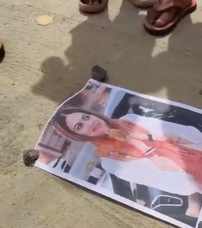 नाजिया इलाही के पोस्टर को सड़क पर फेंका। उस पर बच्चों से यूरिन कराई।